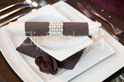 wedding dinner detail in white change brown