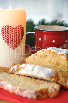 Marzipanstollen mit Kerze