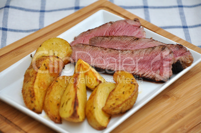 Rinderfilet mit Kartoffel Wedges