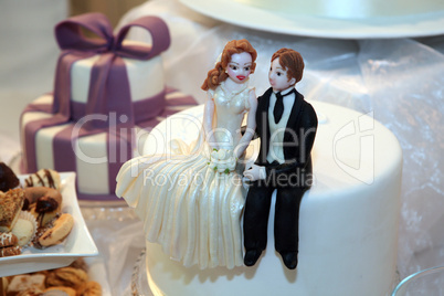 Bride and groom figurines made of marzipan