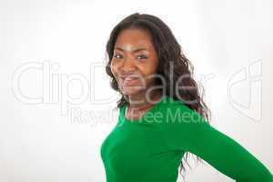 Die junge farbige Frau steht vor der Kamera