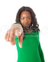 Der Zeigefinger einer jungen farbige Frau deutet auf etwas hin