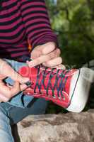 tie the laces on sneakers