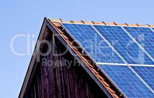 Photovoltaikanlage auf alter Scheune