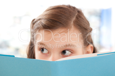 Mädchen liest ein Buch in der Schule