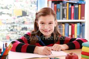 Mädchen macht Hausaufgaben und lächelt