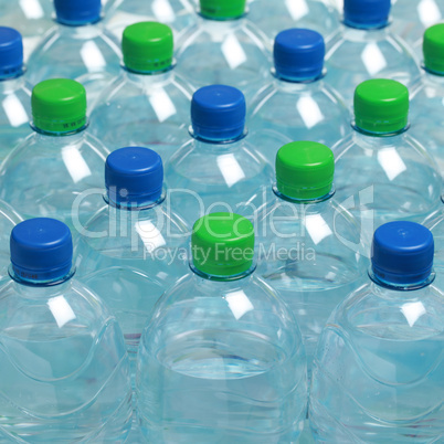 Mineralwasser in Plastikflaschen