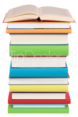Offenes Buch auf einem Stapel mit bunten Büchern