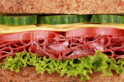 Nahaufnahme eines Sandwich mit Salami