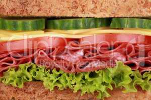 Nahaufnahme eines Sandwich mit Salami
