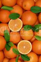Hintergrund aus Orangen mit Orangenblättern