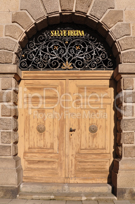 Portal der Kirche Maria Himmelfahrt in Deggendorf