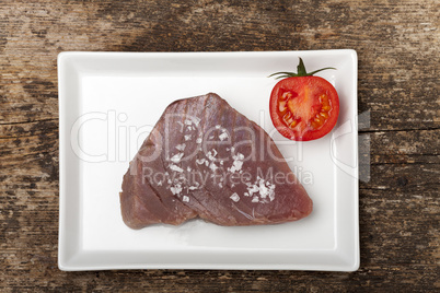 rohes Thunfisch-Steak auf einen Teller