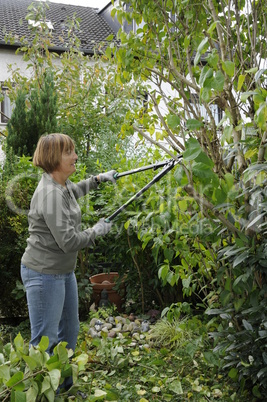 Frau bei der Gartenarbeit