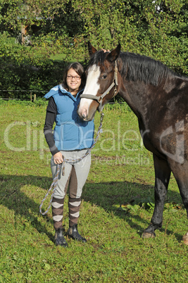 Junge Frau mit Pferd