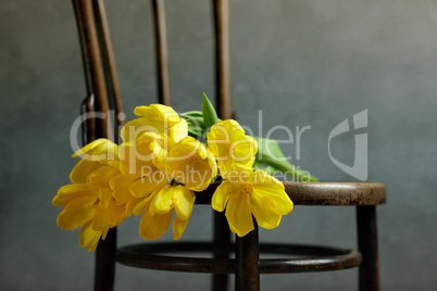 Stillleben mit gelben Tulpen