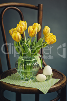 Stillleben mit gelben Tulpen