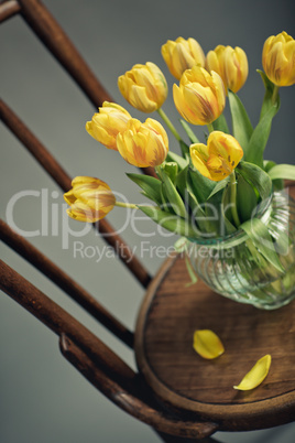 Stillleben mit gelben Tulpen