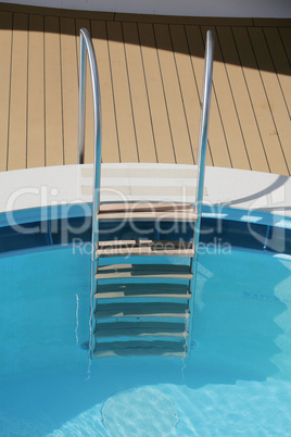 Pool ladder and swimming pool