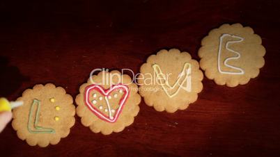 Drawing on ginger cookies.