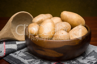 Holzschale mit Kartoffeln