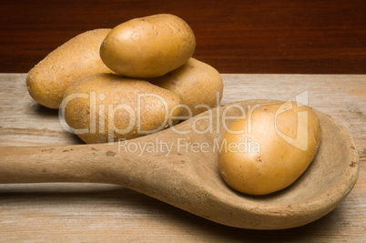 Kartoffeln auf Holz