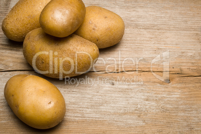 Kartoffeln auf Holz