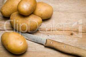 Kartoffeln mit Messer