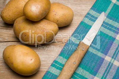Kartoffeln mit Messer und Küchentuch