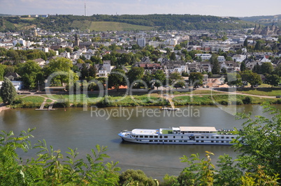 Kreuzfahrtschiff auf der Mosel in Trier