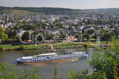 Kreuzfahrtschiff auf der Mosel in Trier