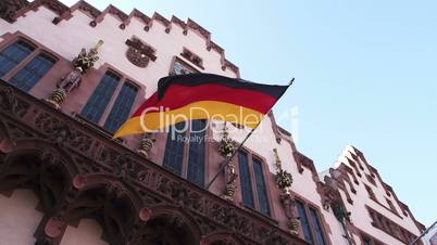 Deutsche Fahne schwebt in Zeitlupe am Frankfurter Rathaus