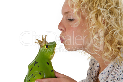 Junge Frau kuesst Froschkoenig