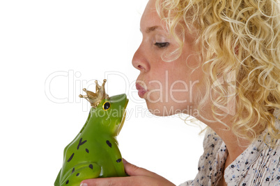Junge Frau kuesst Froschkoenig Junge Frau kuesst Froschkoenig