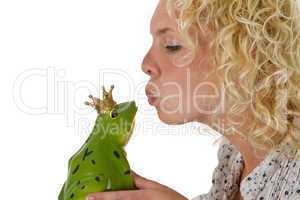 Junge Frau kuesst Froschkoenig