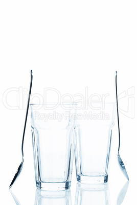 zwei leere latte macchiato gläser