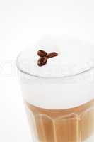 kaffee bohnen auf einer latte macchiato
