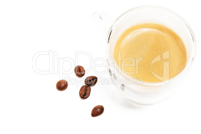 espresso von schräg oben mit kaffeebohnen