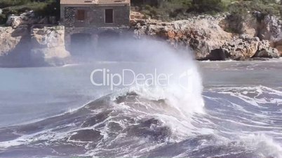 Wellen in der Bucht Cala Mondrago
