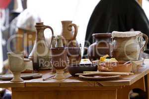 Gedeckter Tisch auf einem Mittelaltermarkt