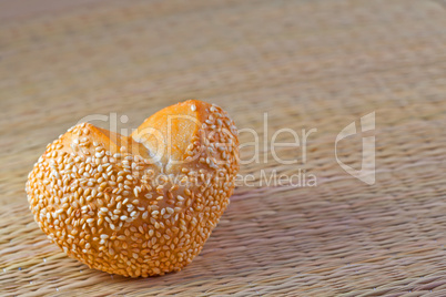 brötchen in herzform mit sesam auf beigen hintergrund