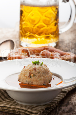 Speckknoedel in Brühe, eine Tiroler Spezialität