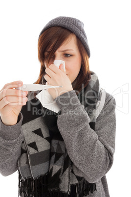 Das junge Mädchen putzt sich die Nase