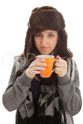 Das junge Mädchen trinkt eine Tasse Tee