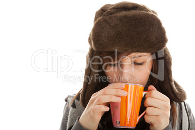 Das junge Mädchen trinkt eine Tasse Tee