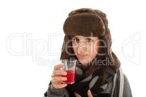 Das junge Mädchen trinkt ein Glas Medizin