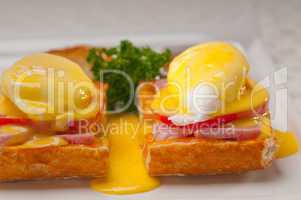 eggs benedict on bread with tomato and ham