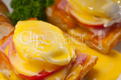 eggs benedict on bread with tomato and ham