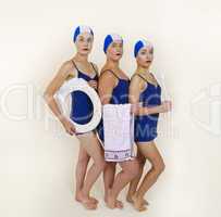 Drei Frauen maschieren mit Badekappe, Klobrille und Klobürste