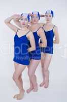 Drei Schwimmerinnen salutieren